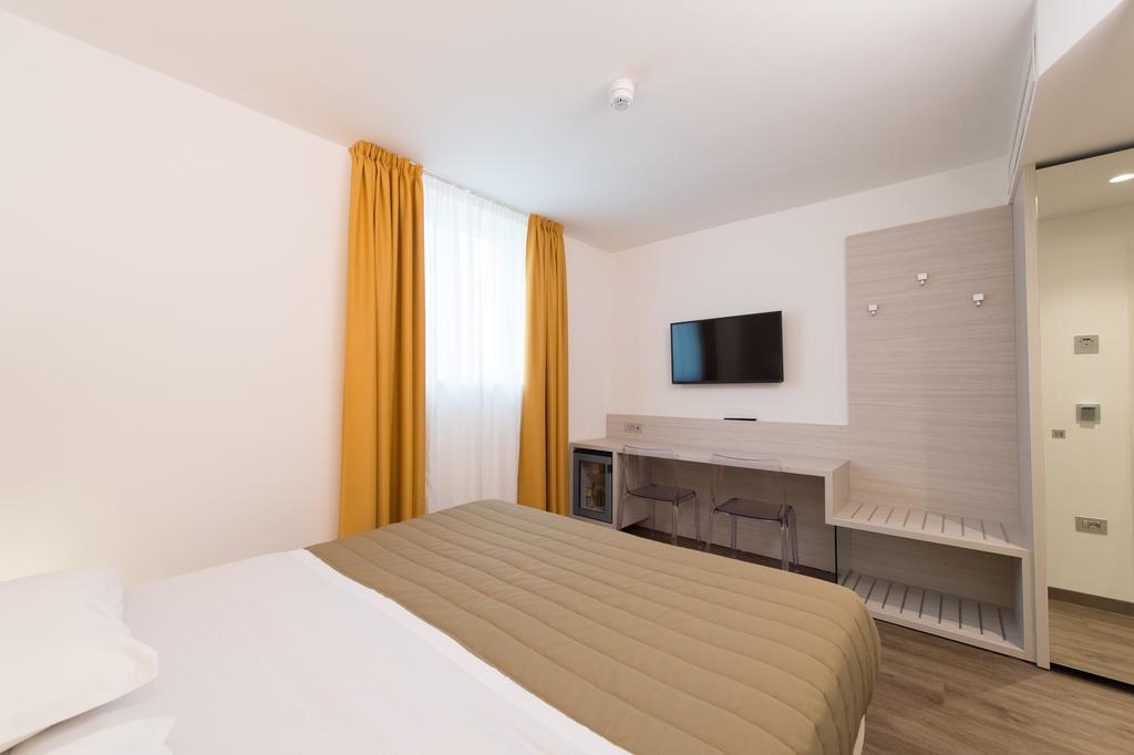 Deluxe Double or Twin Room Pool View spa access